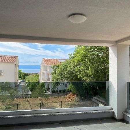 Apartmani Grgic On The Adress Branka Fucica 96 Malinska Bagian luar foto
