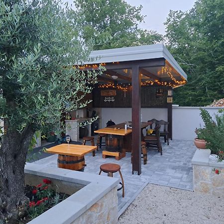 Apartmani Grgic On The Adress Branka Fucica 96 Malinska Bagian luar foto