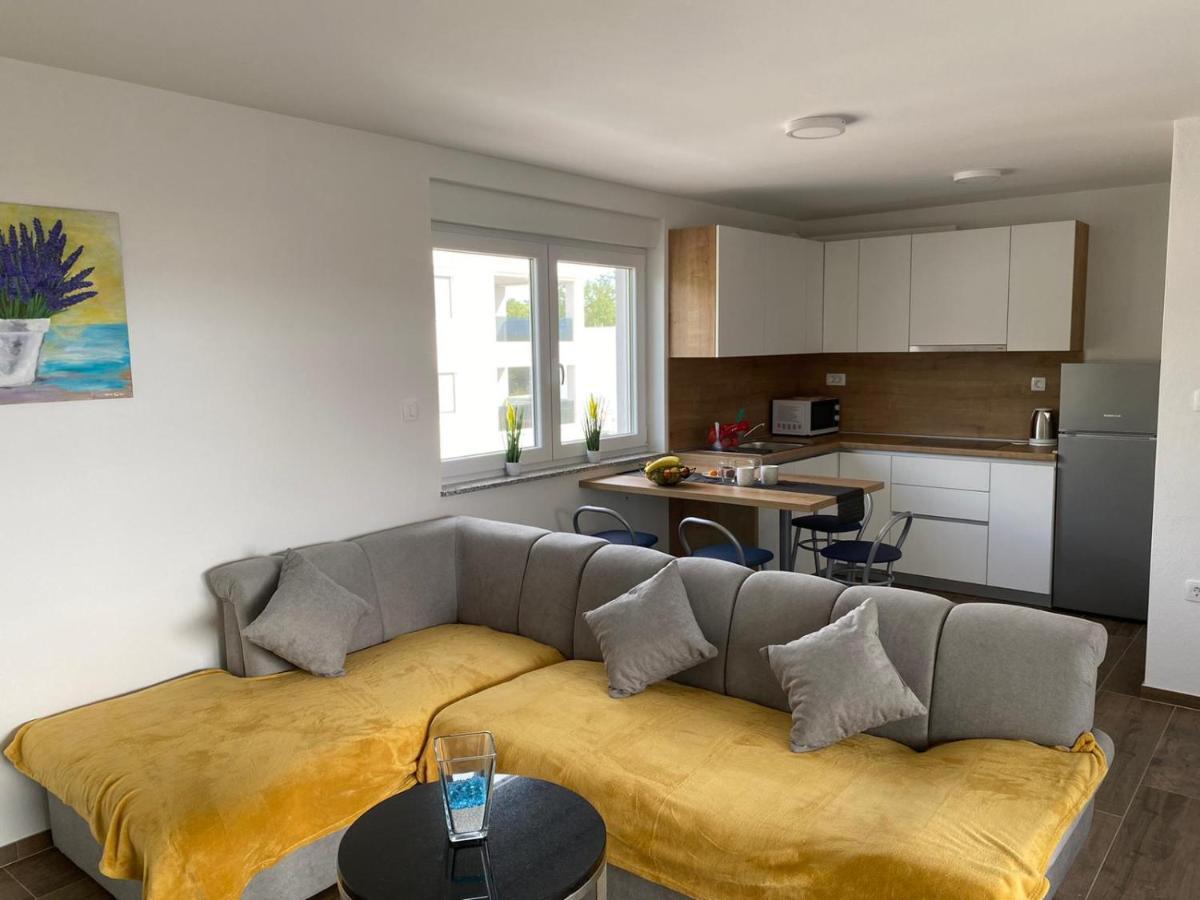 Apartmani Grgic On The Adress Branka Fucica 96 Malinska Bagian luar foto