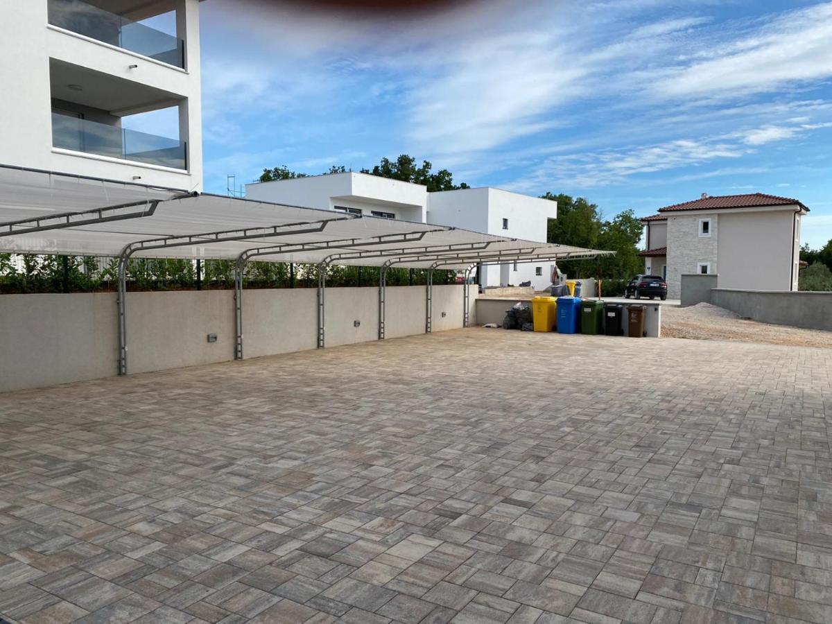 Apartmani Grgic On The Adress Branka Fucica 96 Malinska Bagian luar foto