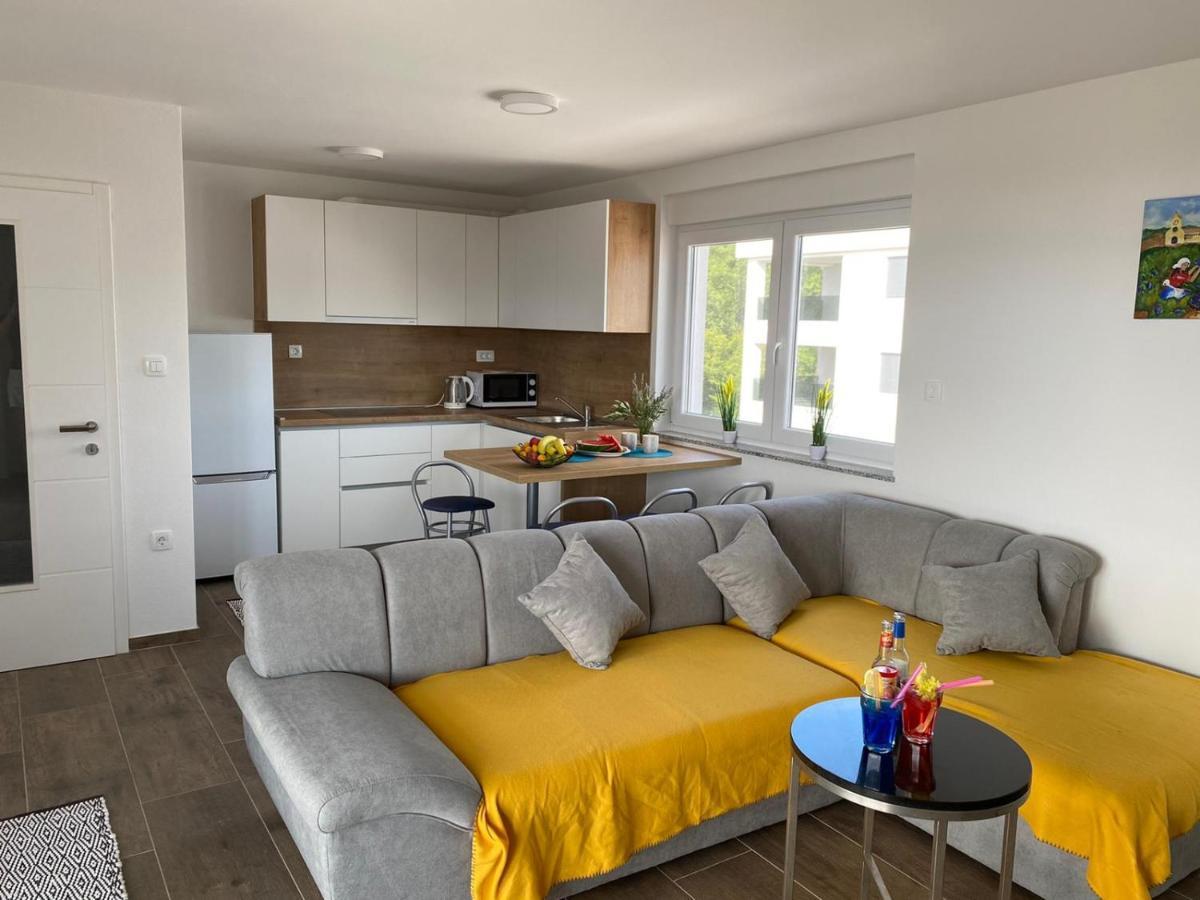 Apartmani Grgic On The Adress Branka Fucica 96 Malinska Bagian luar foto