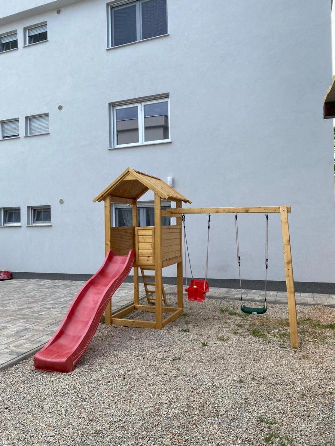 Apartmani Grgic On The Adress Branka Fucica 96 Malinska Bagian luar foto