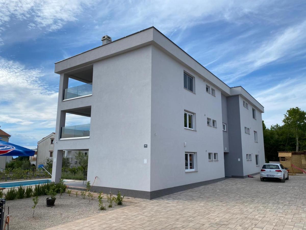 Apartmani Grgic On The Adress Branka Fucica 96 Malinska Bagian luar foto