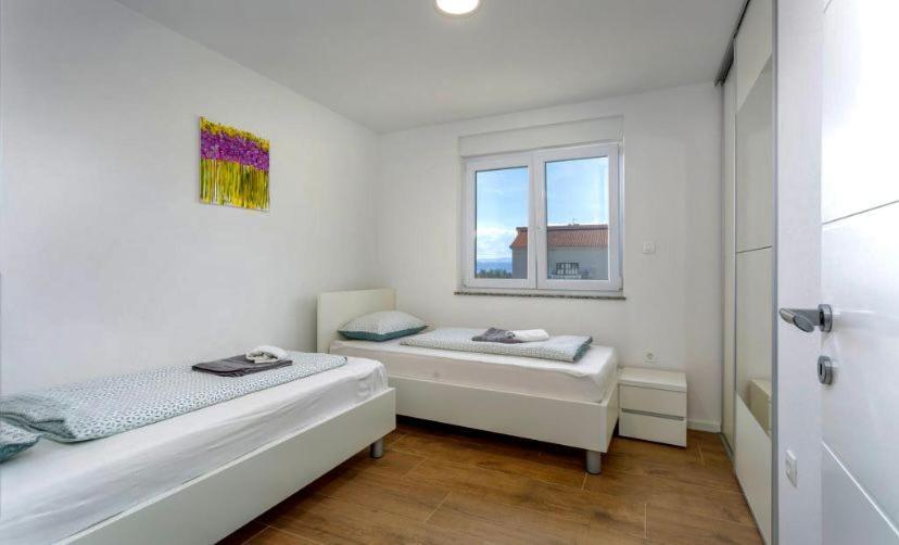 Apartmani Grgic On The Adress Branka Fucica 96 Malinska Bagian luar foto