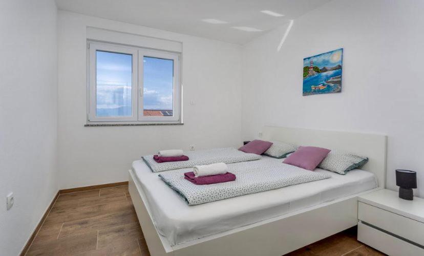 Apartmani Grgic On The Adress Branka Fucica 96 Malinska Bagian luar foto