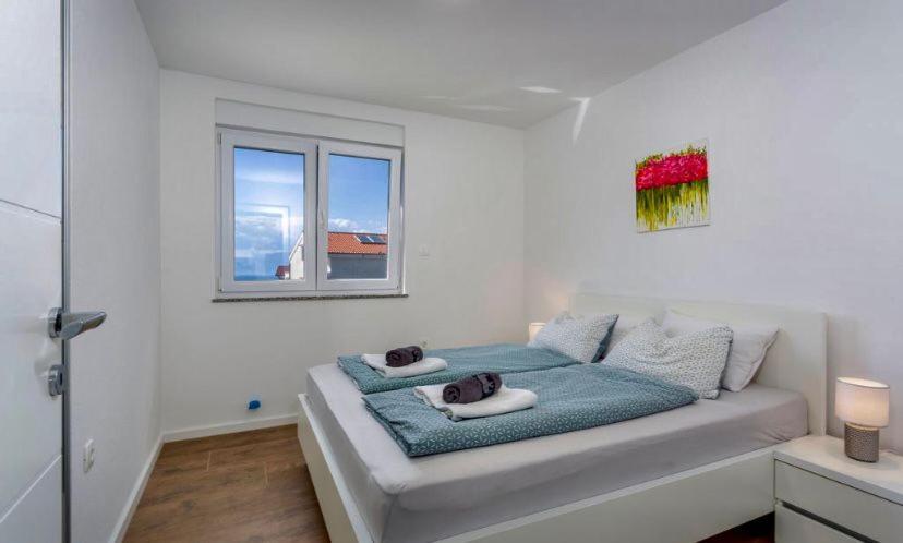 Apartmani Grgic On The Adress Branka Fucica 96 Malinska Bagian luar foto