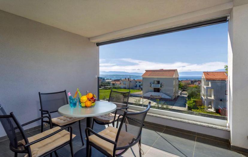 Apartmani Grgic On The Adress Branka Fucica 96 Malinska Bagian luar foto