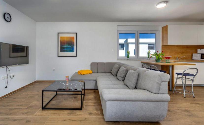 Apartmani Grgic On The Adress Branka Fucica 96 Malinska Bagian luar foto