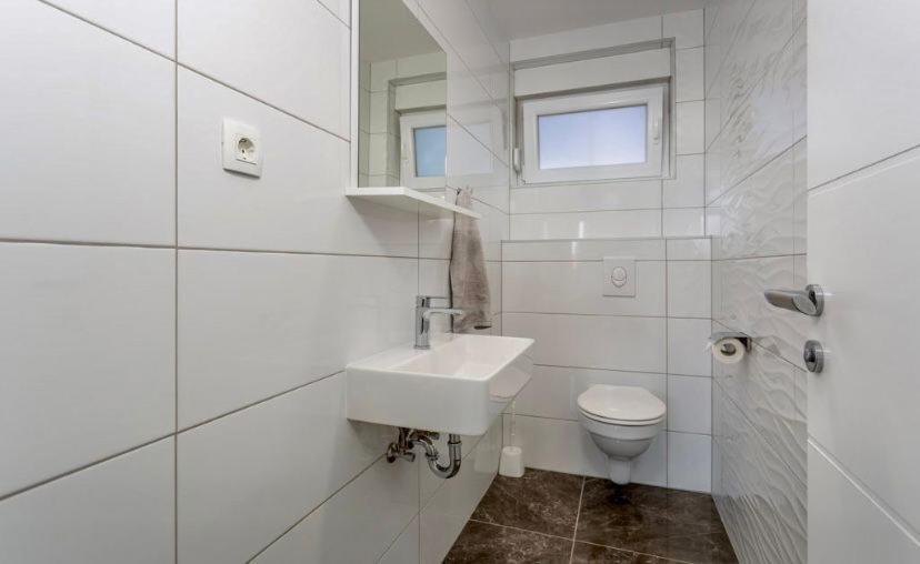 Apartmani Grgic On The Adress Branka Fucica 96 Malinska Bagian luar foto