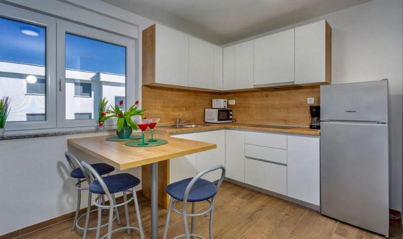 Apartmani Grgic On The Adress Branka Fucica 96 Malinska Bagian luar foto