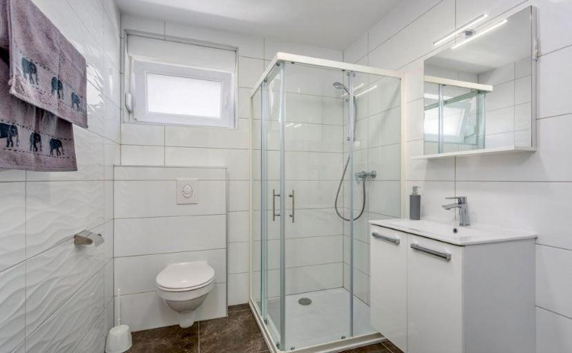 Apartmani Grgic On The Adress Branka Fucica 96 Malinska Bagian luar foto
