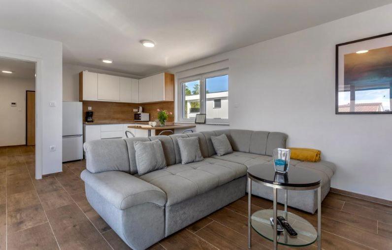 Apartmani Grgic On The Adress Branka Fucica 96 Malinska Bagian luar foto