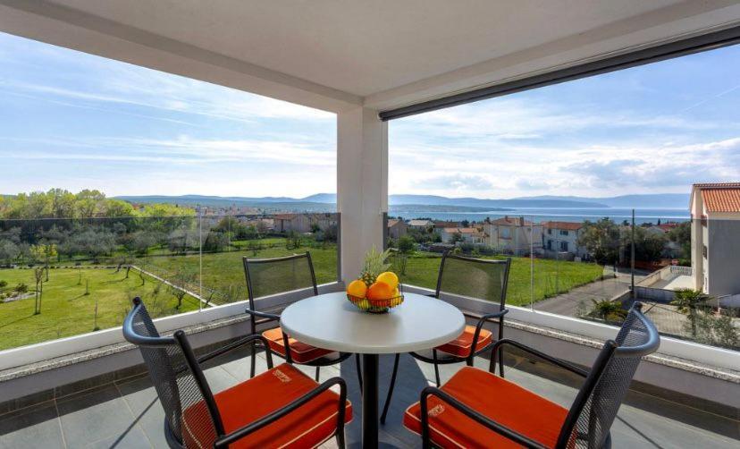Apartmani Grgic On The Adress Branka Fucica 96 Malinska Bagian luar foto