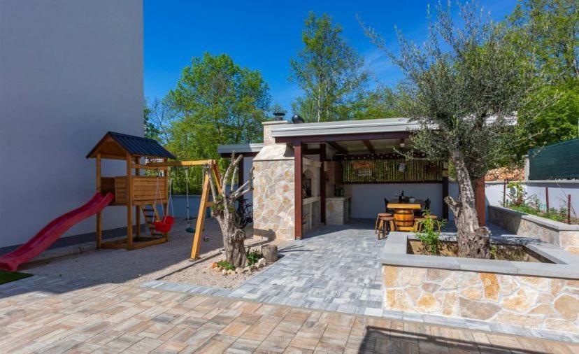 Apartmani Grgic On The Adress Branka Fucica 96 Malinska Bagian luar foto