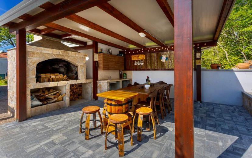 Apartmani Grgic On The Adress Branka Fucica 96 Malinska Bagian luar foto