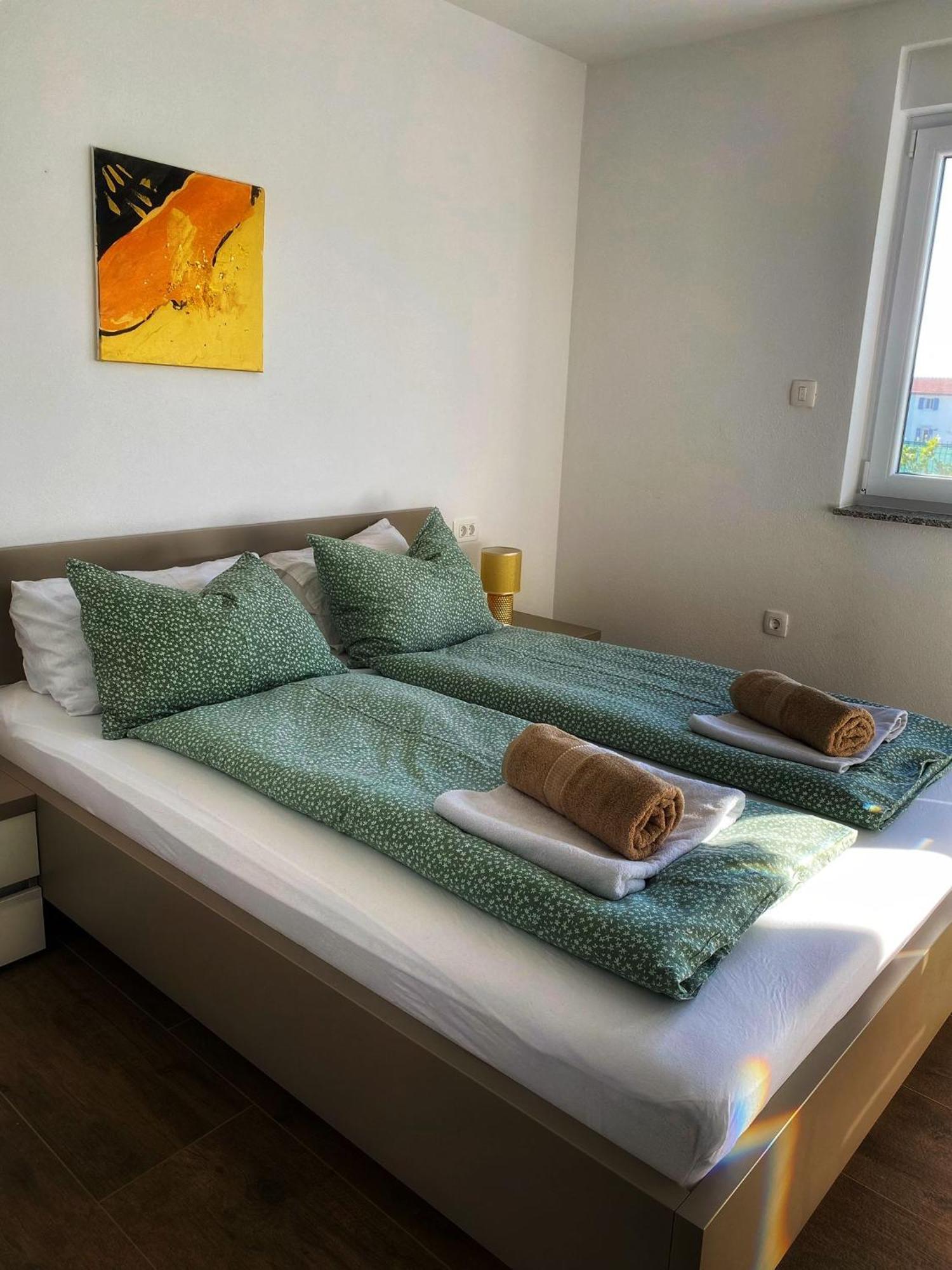 Apartmani Grgic On The Adress Branka Fucica 96 Malinska Bagian luar foto